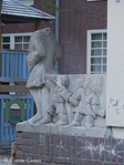 Onthoofd beeld op de speelplaats.
<br/>
Corrie Groen- Pickhard, 2016-07-06